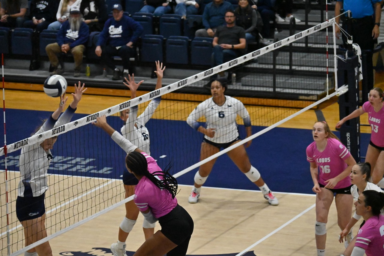 New Mexico Lobos Sweep Nevada Volleyball