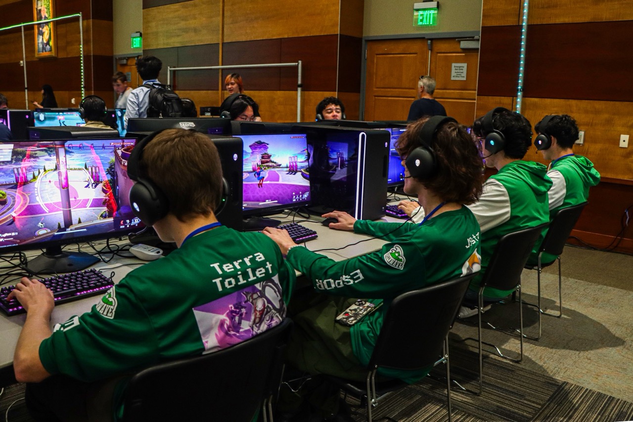 Students gaming at UNR Game Start