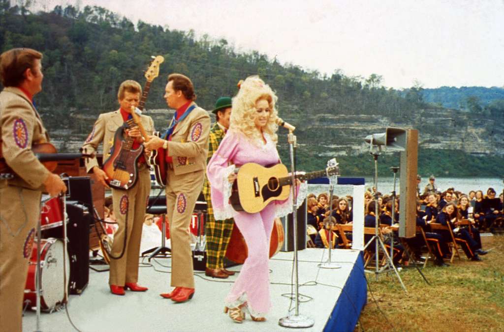 Dolly Parton performing in Nashville district on the 125th anniversary.