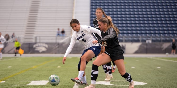 Nevada forward Carmen Coronado (#5) takes on two Northern Arizona defenders on Thursday, Sept. 3 at Mackay Stadium